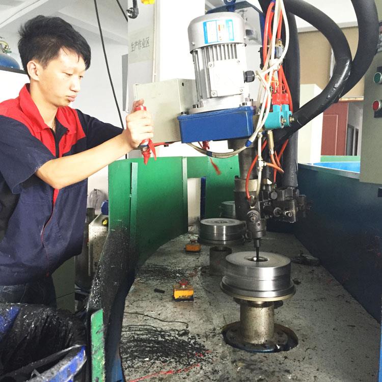 3 The Spinning Mold of polyurethane Tires.JPG