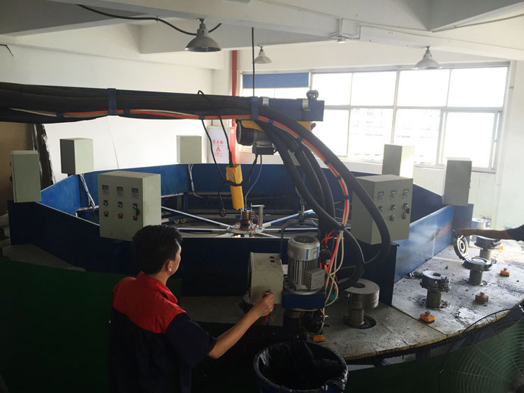 3 Solid Tires' SPIN-Cast Molding Machine.jpg